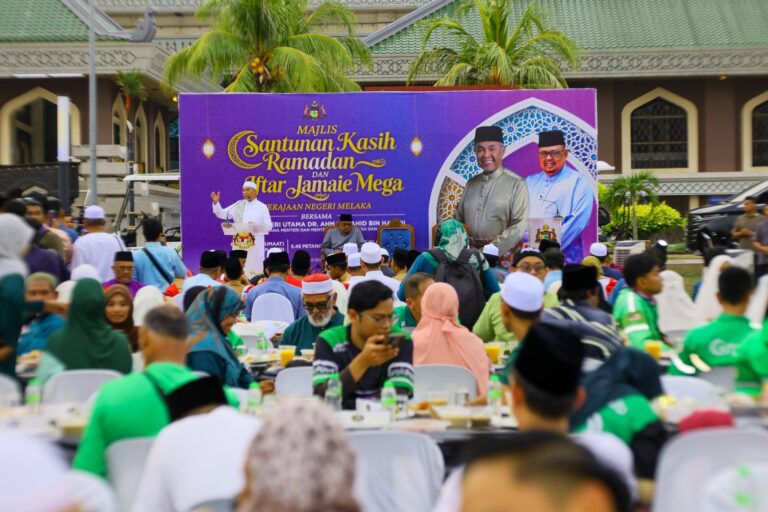 KUALA LUMPUR, 7 Mac – Timbalan Perdana Menteri yang juga Presiden UMNO, Datuk Seri Dr Ahmad Zahid Hamidi berbesar hati menghadiri Majlis Santunan Kasih Ramadan dan Iftar Jamaie Mega Kerajaan Negeri Melaka yang berlangsung di Dataran Pusat Islam, Bukit Palah, Melaka.

Beliau berkata kehadiran masyarakat setempat termasuk penggiat industri gig khususnya para penghantar makanan yang bersama-sama berbuka puasa dalam majlis tersebut mencerminkan semangat kebersamaan serta keprihatinan yang terus subur dalam kalangan masyarakat pelbagai latar belakang.

Menurutnya, program berkenaan turut menggambarkan komitmen Kerajaan Negeri Melaka yang sentiasa dekat dengan rakyat di samping tidak melupakan tanggungjawab untuk berkongsi rezeki dengan golongan memerlukan.

“Antaranya peruntukan sebanyak RM11.9 juta sebagai bantuan persediaan Ramadan kepada golongan asnaf di negeri ini,” katanya menerusi satu kenyataan di Facebook.

Dalam pada itu, Ahmad Zahid yang juga Menteri Kemajuan Desa dan Wilayah memaklumkan ketika berucap beliau turut menekankan kepentingan menjaga kebajikan pekerja ekonomi gig yang kini menjadi sumber rezeki kepada ramai rakyat Malaysia.

Katanya lagi penubuhan Suruhanjaya Ekonomi Gig Malaysia (SEGiM) kelak dijangka dapat memperkukuh perlindungan serta kebajikan golongan tersebut agar mereka tidak dipinggirkan.

“Sebaliknya mereka akan terus dihargai atas peranan penting dalam ekonomi negara.

“Semoga usaha berterusan oleh Kerajaan Persekutuan dan Kerajaan Negeri ini dapat memberi manfaat serta meringankan beban masyarakat, khususnya dalam suasana Ramadan yang penuh keberkatan ini,” ujar beliau. – UMNO Online