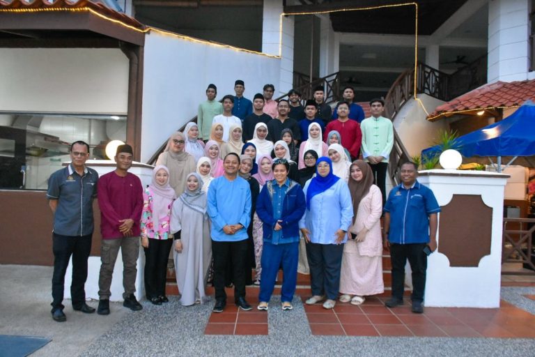 Azalina Sampaikan Bantuan Kepada Komuniti Pengerang, Dekati Generasi Muda