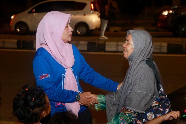 Pergerakan Puteri UMNO Sumbang Makanan Kepada Golongan Gelandangan Di KL