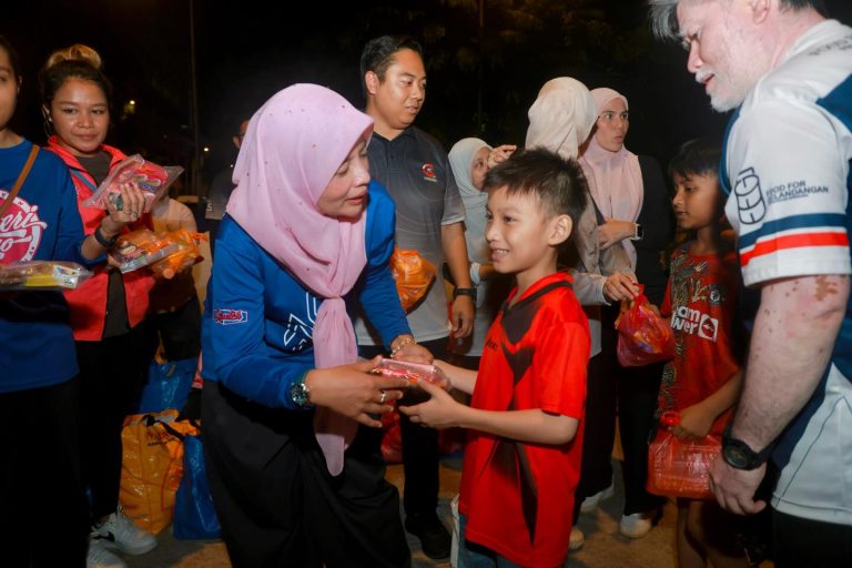 Pergerakan Puteri UMNO Sumbang Makanan Kepada Golongan Gelandangan Di KL