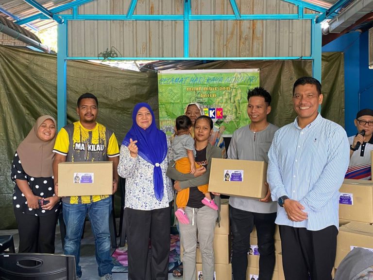 ADUN Behrang Turun Padang Edar Sumbangan Menjelang Aidilfitri