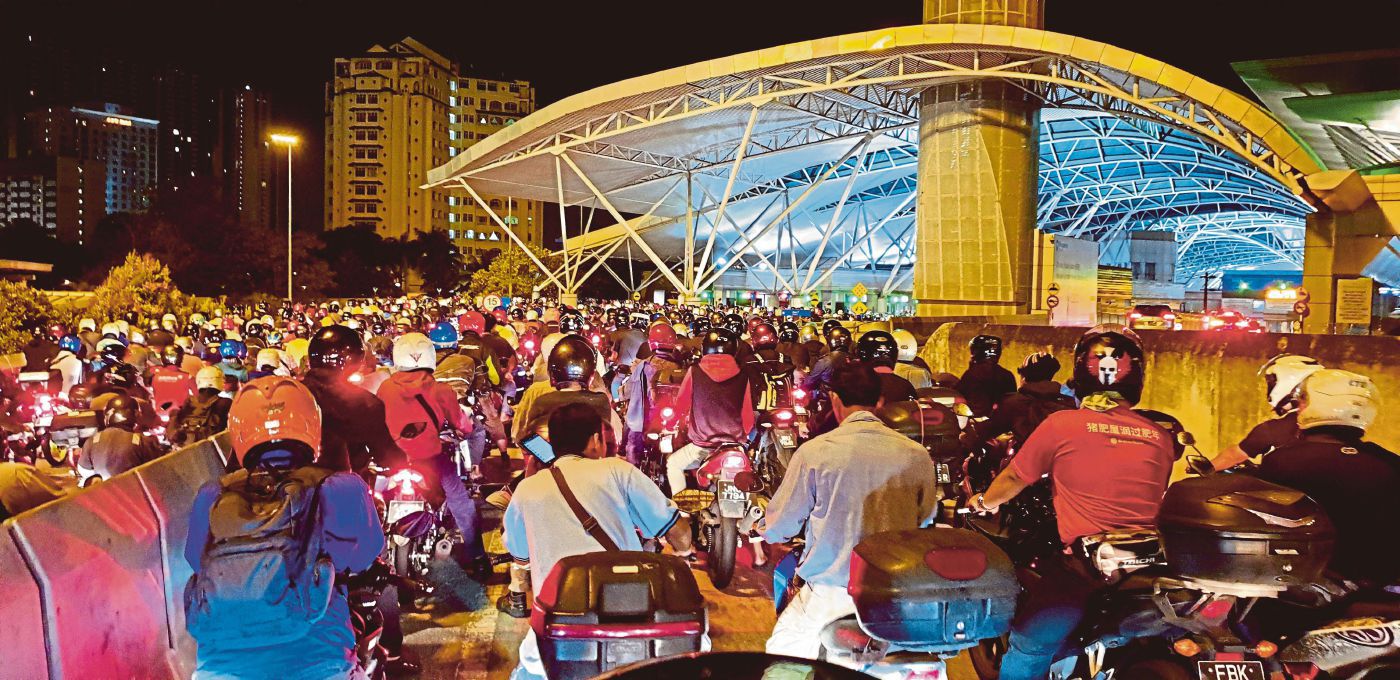 HR Ministry plans protection for over 400k Malaysians working in Singapore