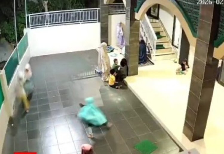 Kur semangat! Budak-budak letup mercun ketika tarawih