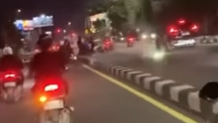 Remaja konvoi motosikal sambil cucuh mercun