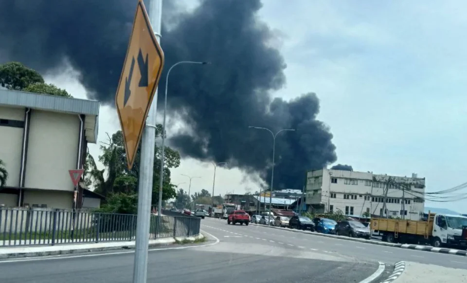 Tiga premis musnah terbakar di Klang