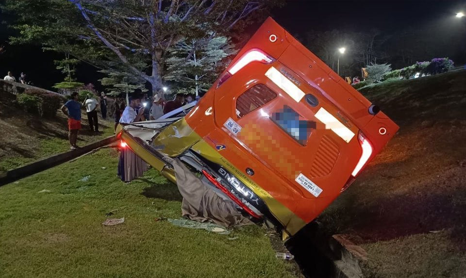 Bas ekspres bawa 10 penumpang terbalik, tiga tersepit