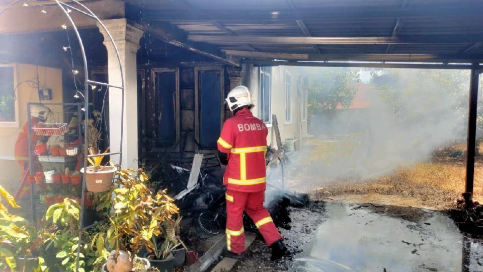 Rumah pasangan guru musnah dalam kebakaran