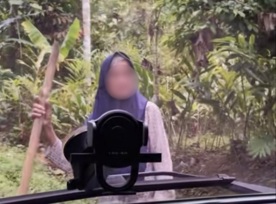 Nenek bawa kayu halang kenderaan, minta ‘duit tol’