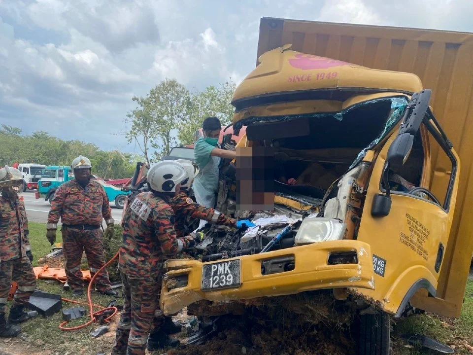 Pemandu lori beras maut, tiga cedera dalam kemalangan 3 kenderaan di Tanjung Malim