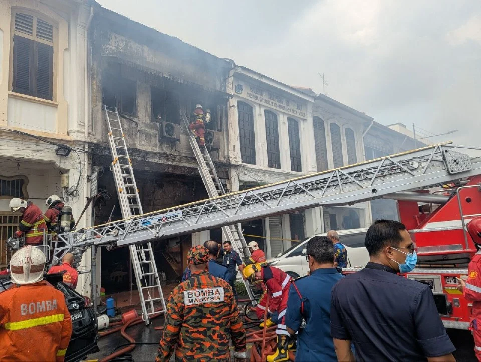 Kebakaran rumah kedai: 2 pekerja pejabat guaman dikhuatiri terperangkap