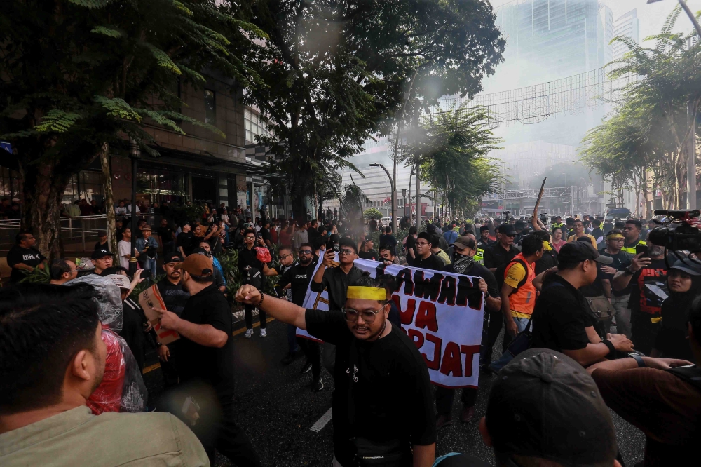 Cops investigating fireworks during ‘Tangkap Azam Baki’ rally, unexploded ones found at otherwise ‘safe’ rally that drew 300 protesters