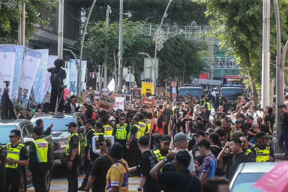 The crowd, with police looking on, at the Tangkap Azam Baki rally here at Jalan Raja, Kuala Lumpur, April 25, 2026. — Picture by Sayuti Zainudin