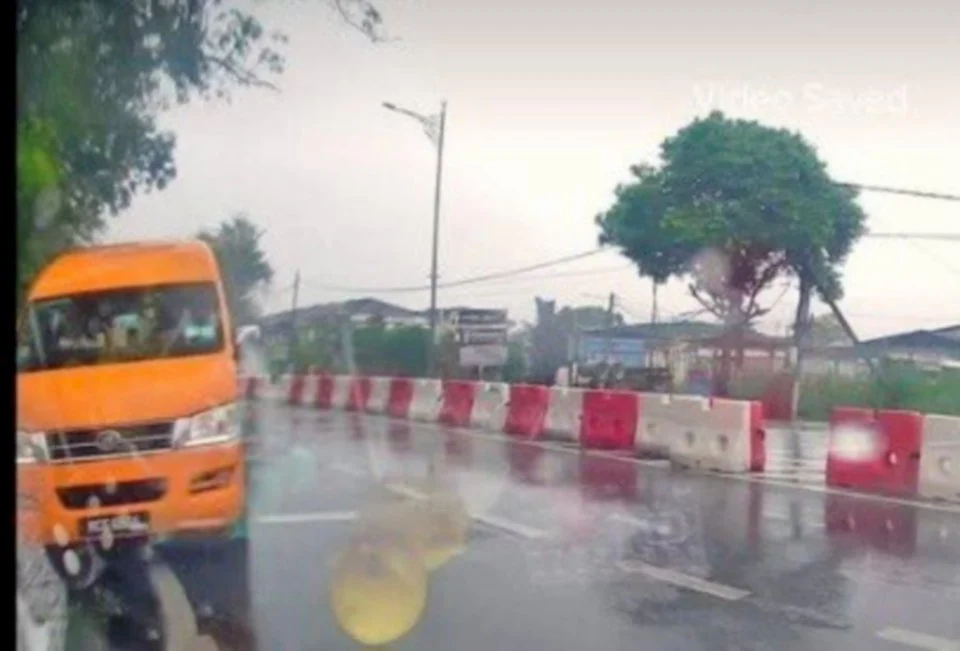 Lelaki pandu van sekolah lawan arus dalam video tular ditahan, kenderaan disita - Polis