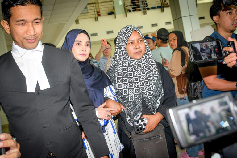 Nor Nadia Abdul Majid (second, right), wife of the late Amirul Hafiz Omar, attends the Klang Court for the prosecution proceedings of a man believed to be driving under the influence of alcohol and drugs which caused the death of her husband in Klang on April 1, 2026. — Bernama pic
