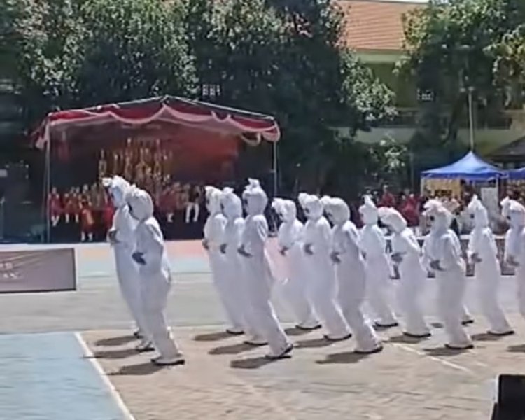 ‘Pocong’ semangat sertai perbarisan