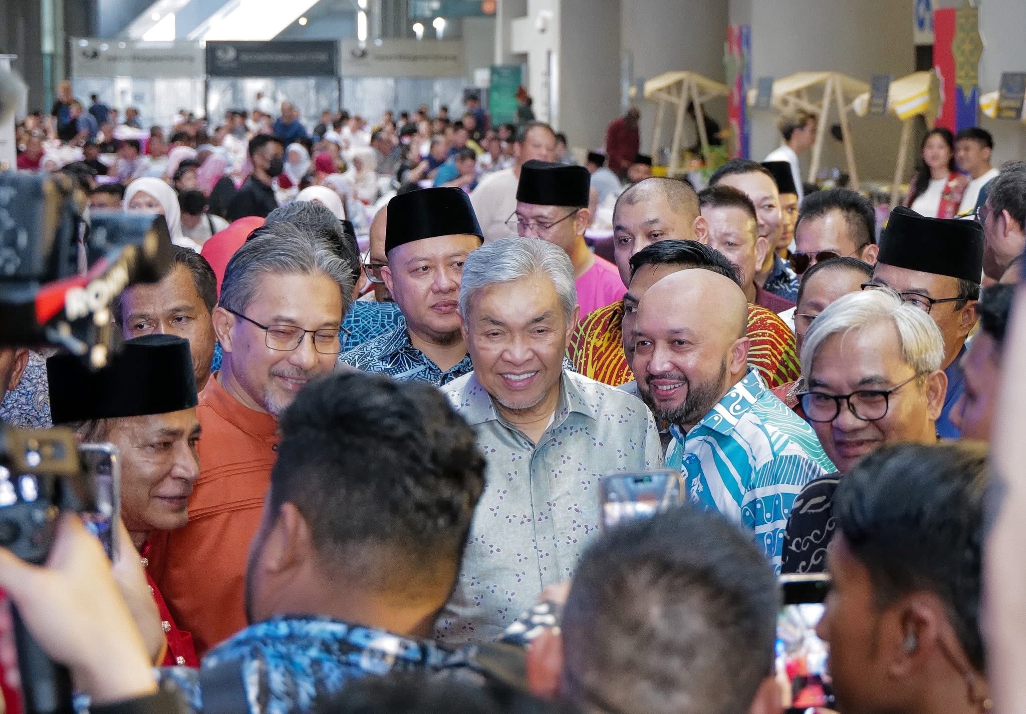 Ahmad Zahid Terus Santuni Rakyat, Hadiri Beberapa Rumah Terbuka Syawal