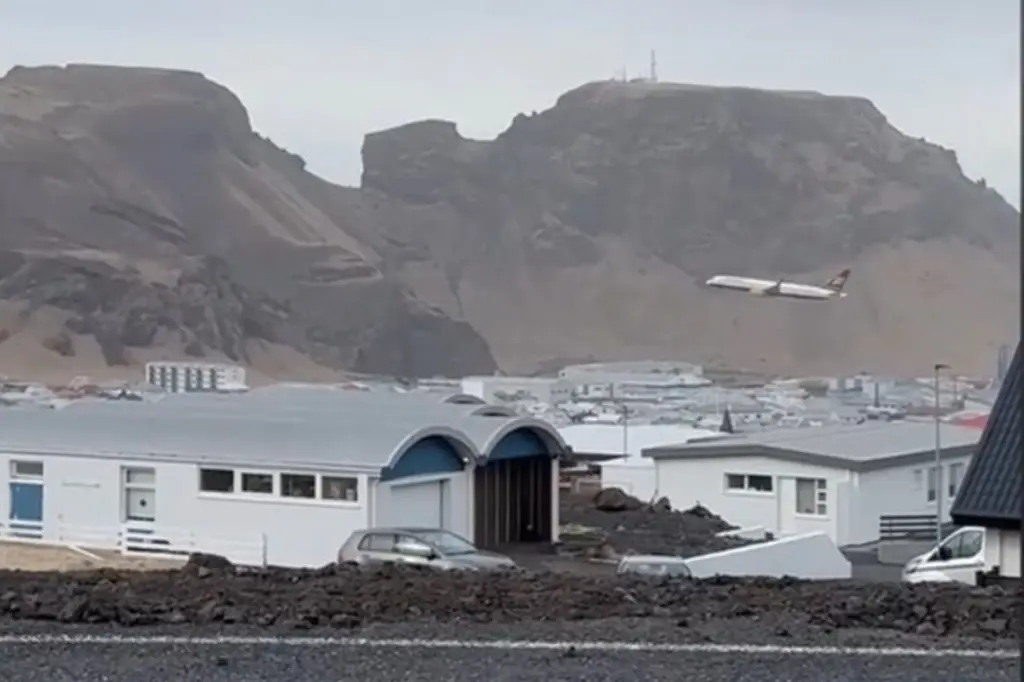 Pesawat Icelandair terbang rendah di Vestmannaeyjar. - VAsir