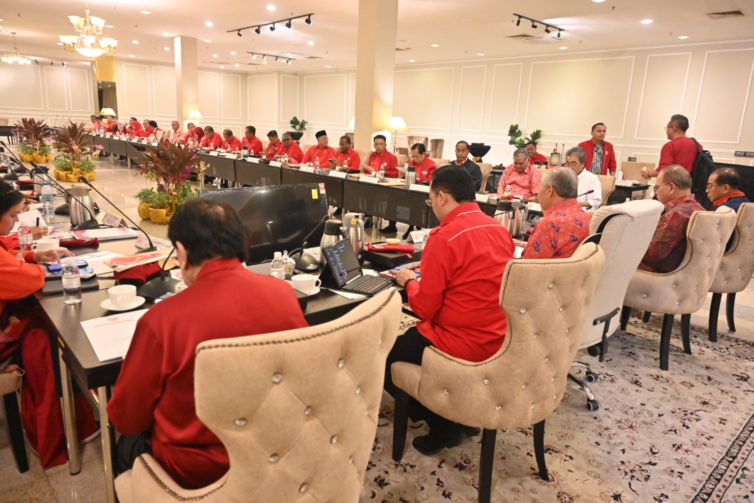 UMNO Terima Hampir 6,300 Permohonan Masuk Semula, Termasuk Hishammuddin Dan Khairy