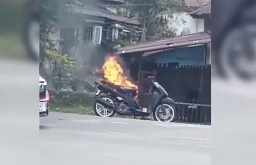 Motosikal tiba-tiba terbakar di lampu isyarat