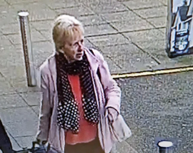 Polis buru wanita buang air besar pada rak kedai