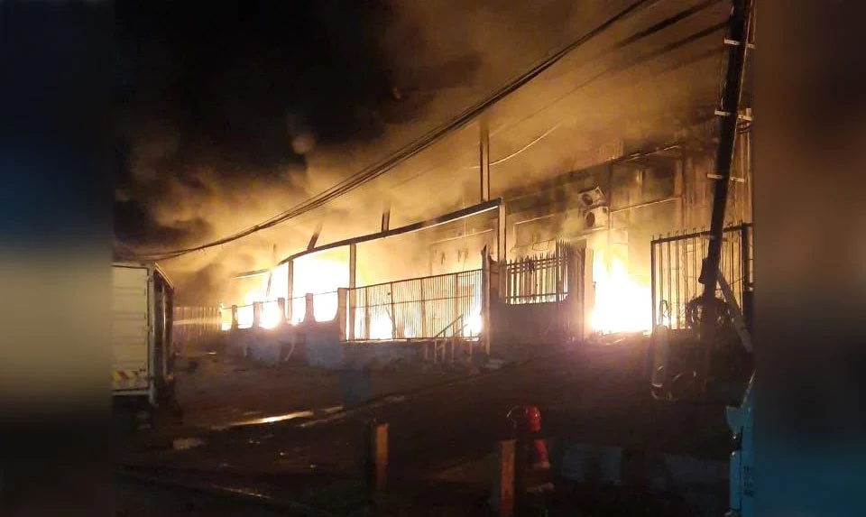 Kilang tilam terbakar 80 peratus