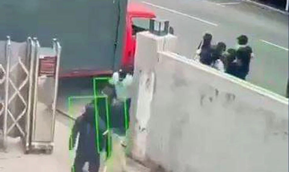 Lebih 50 individu bertopeng, bersenjata serbu pusat hiburan karaoke