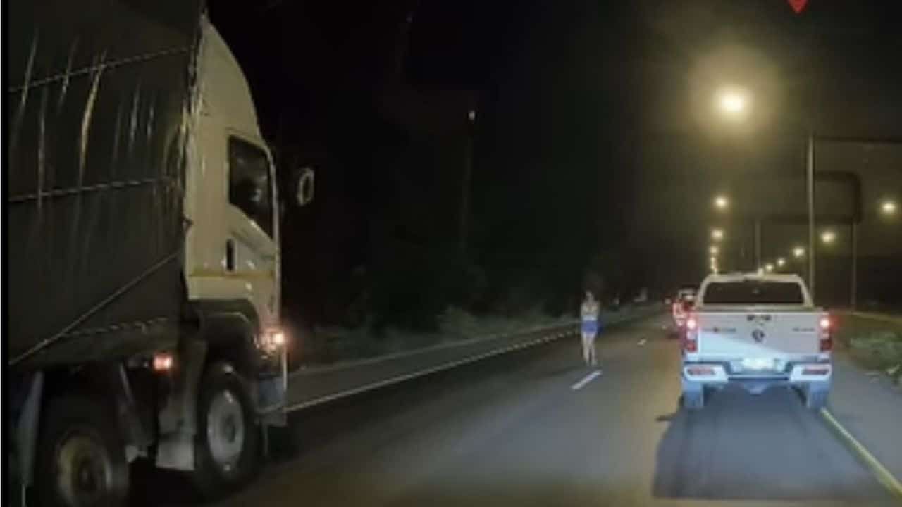 Wanita merajuk berdiri tengah jalan