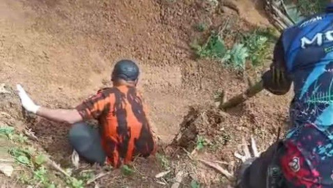 Kubur dilanda tanah runtuh, 2 jenazah ‘tergantung’ di tebing