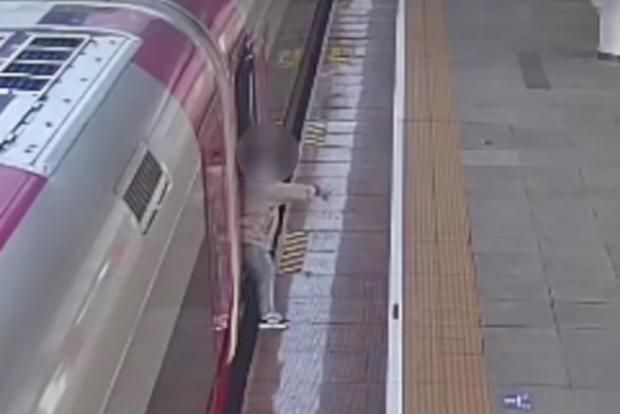 Penumpang sekat pintu kereta api, tertinggal barang