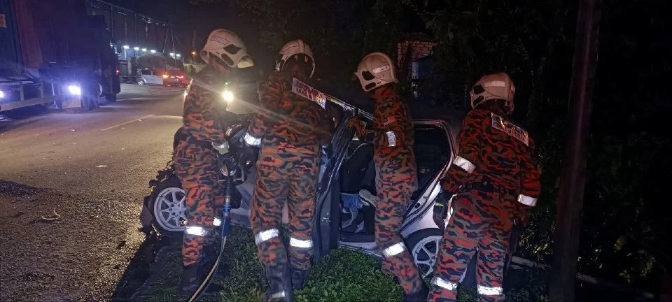 Seorang maut, seorang lagi parah kereta rempuh belakang treler di Inanam