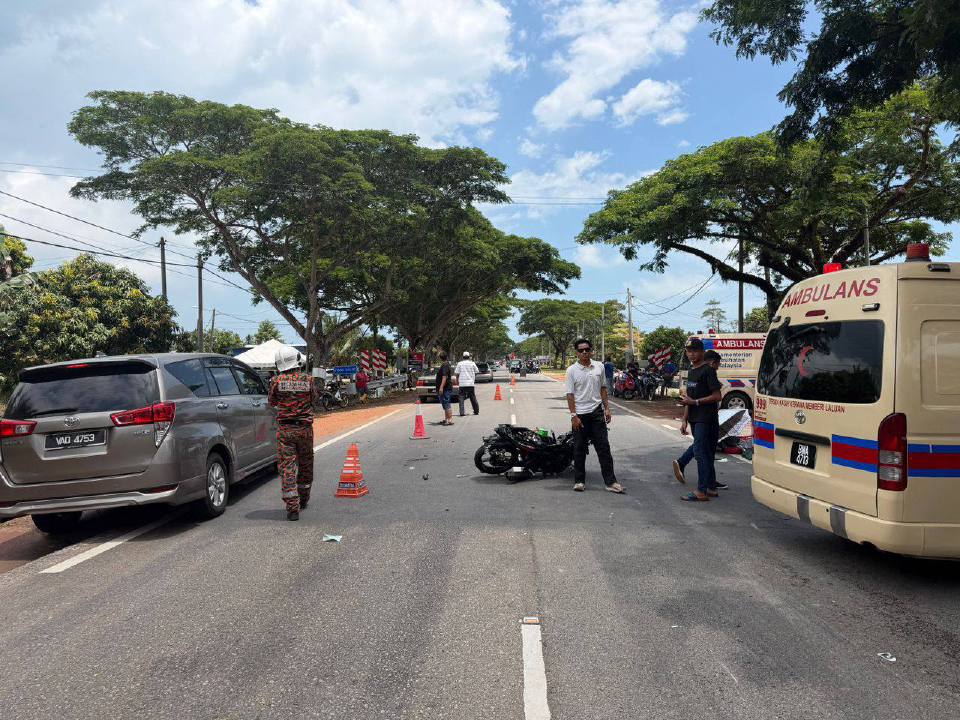 2 penuntut ADTEC maut, motosikal rempuh belakang lori