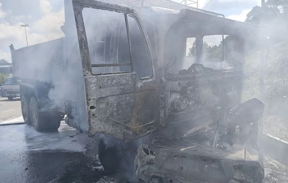 Lelaki rentung kereta terbakar selepas nahas dengan lori tanah