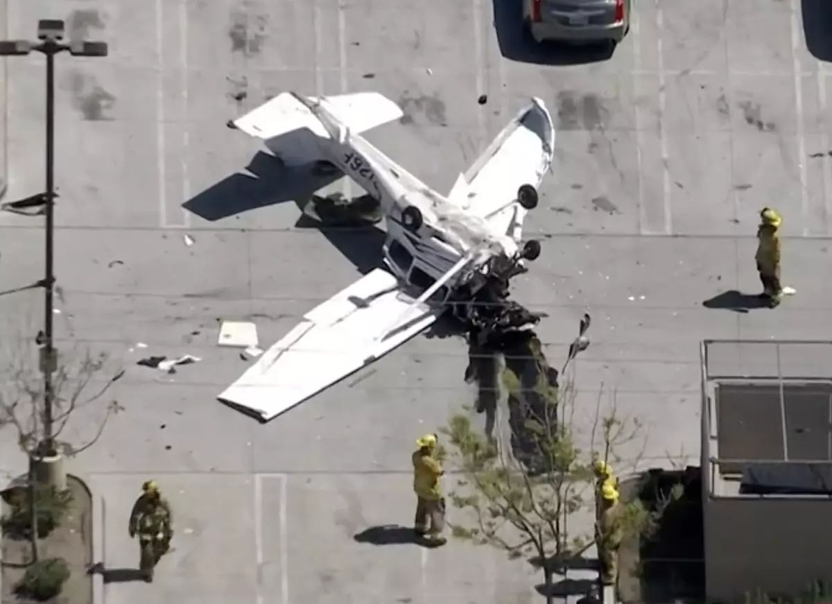 Pesawat langgar tiang elektrik, terbalik di tempat letak kereta
