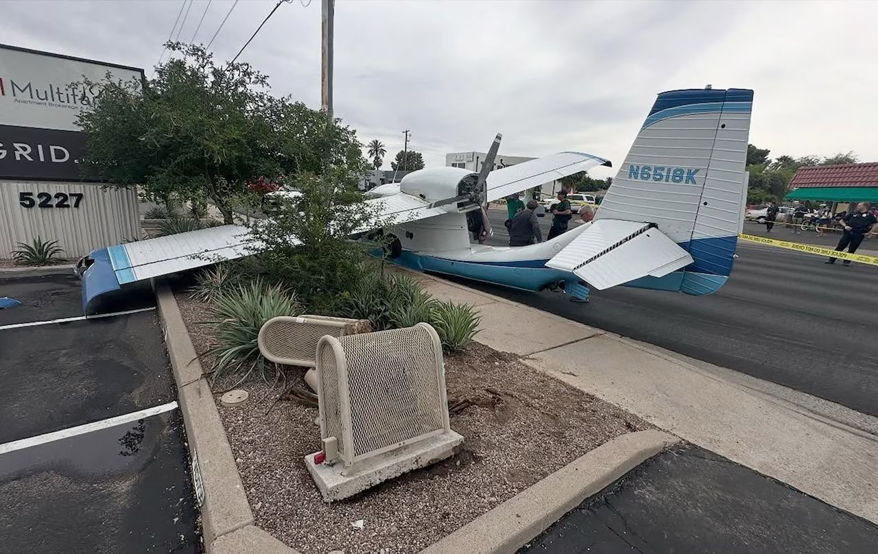 Pesawat mendarat tengah jalan, kecekapan juruterbang raih pujian