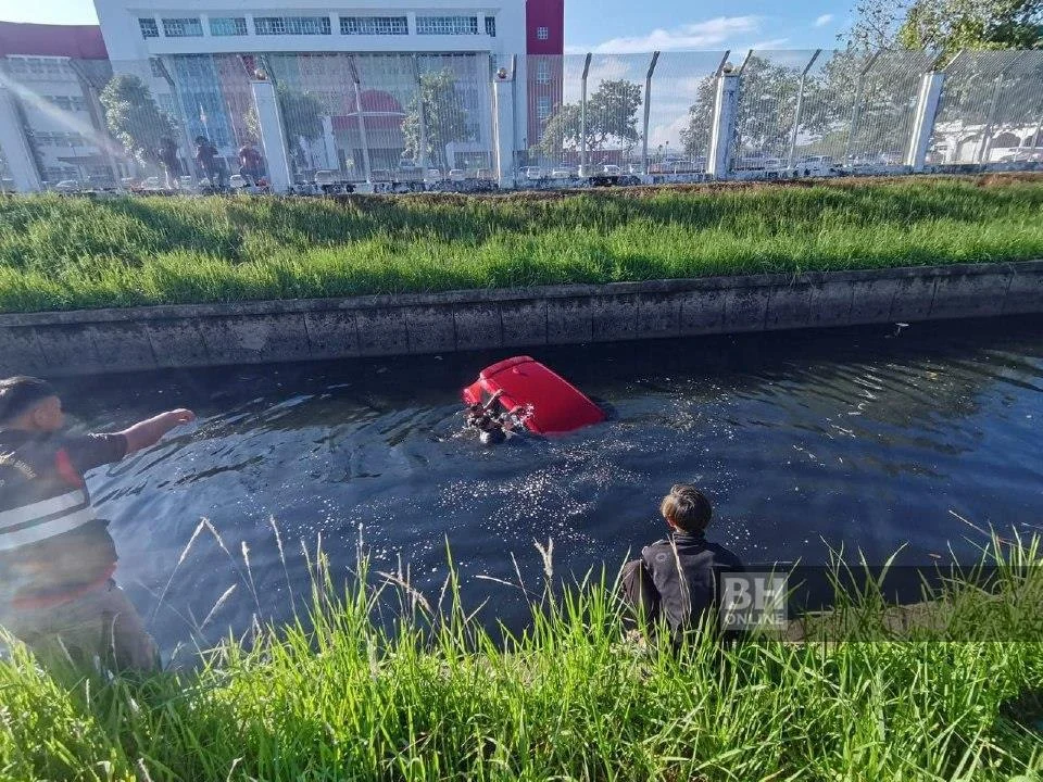 Tiga lelaki selamatkan doktor selepas kereta terjunam dalam parit