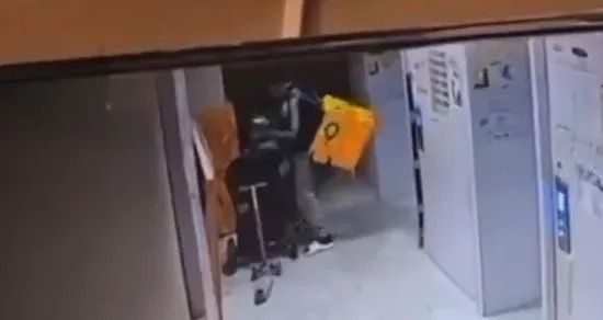 ‘Rider’ kencing dalam kereta sorong bayi