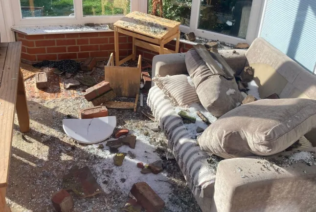 Bumbung rumah berlubang disambar petir