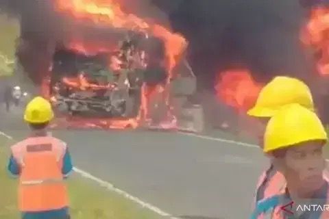 Bas langgar lori tangki, 16 terbunuh