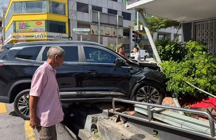 Man crashes car into Ipoh entertainment outlet