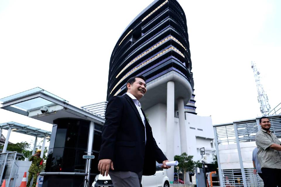Rafizi beri keterangan 9 jam, sambung semula 10 pagi esok