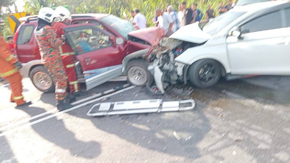 2 maut, 2 cedera kemalangan di Simpang 3 Manek Urai