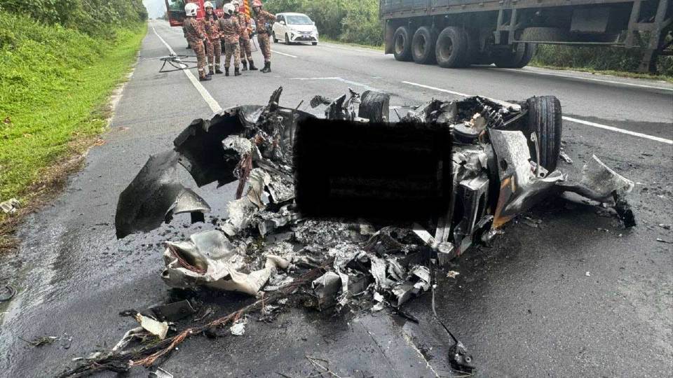 2 warga Singapura rentung Ferrari dinaiki terbabas, terbakar