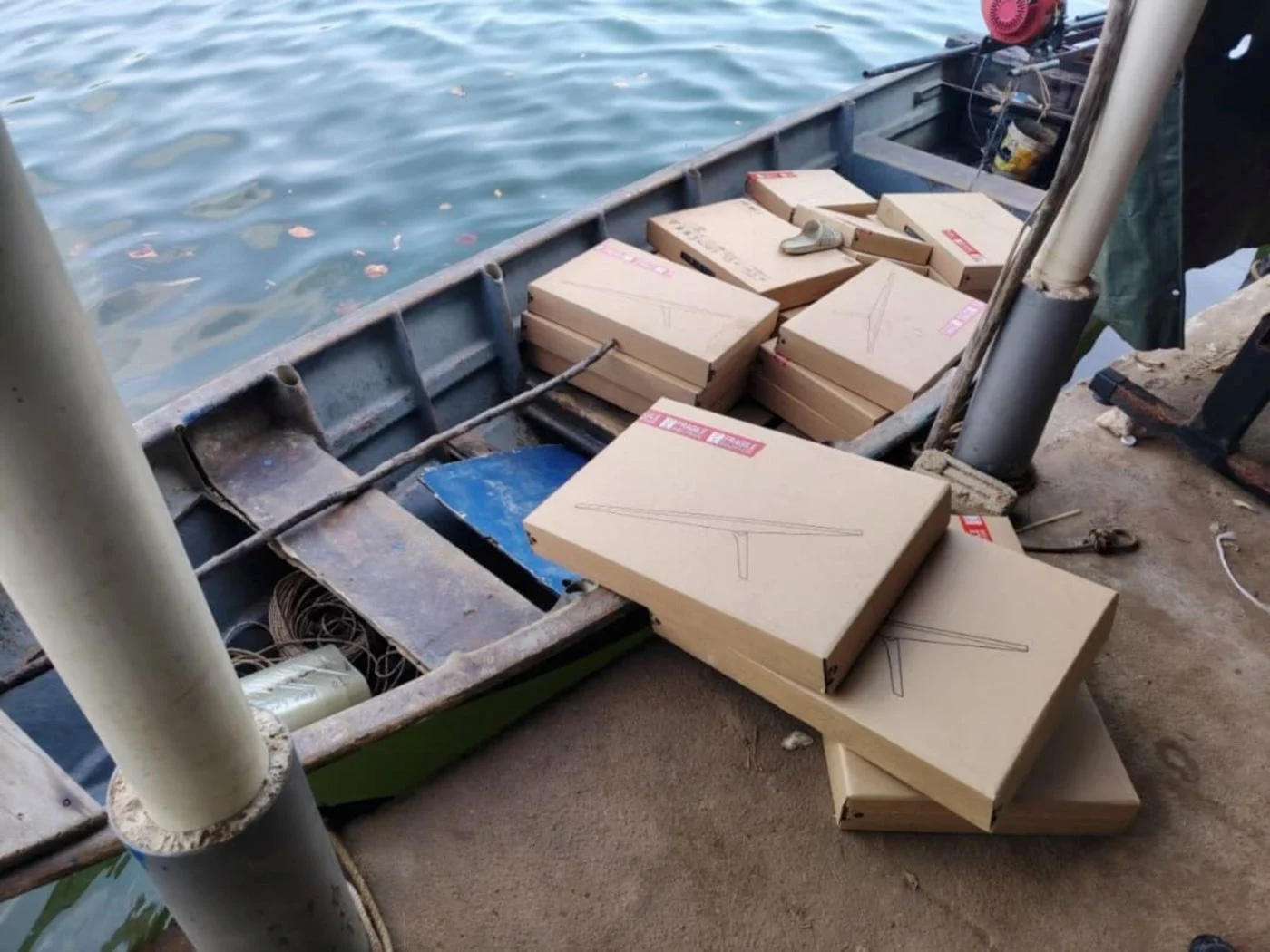 Smuggler flees into Golok River, abandons RM102k satellite devices