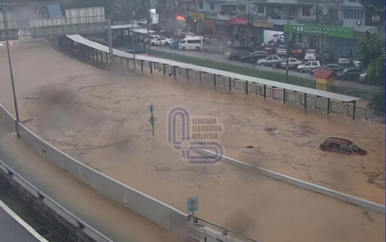 Flash floods hit parts of Klang Valley after heavy rain