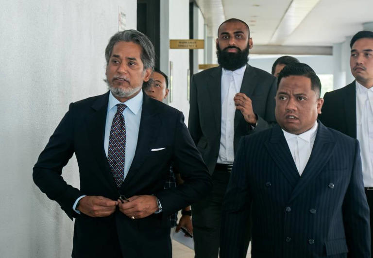 Jamal Yunos issues public apology to Khairy, settling defamation suit