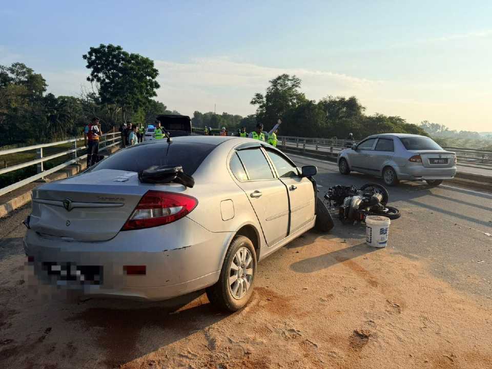 2 maut kereta dinaiki terbabas rempuh pembahagi jalan