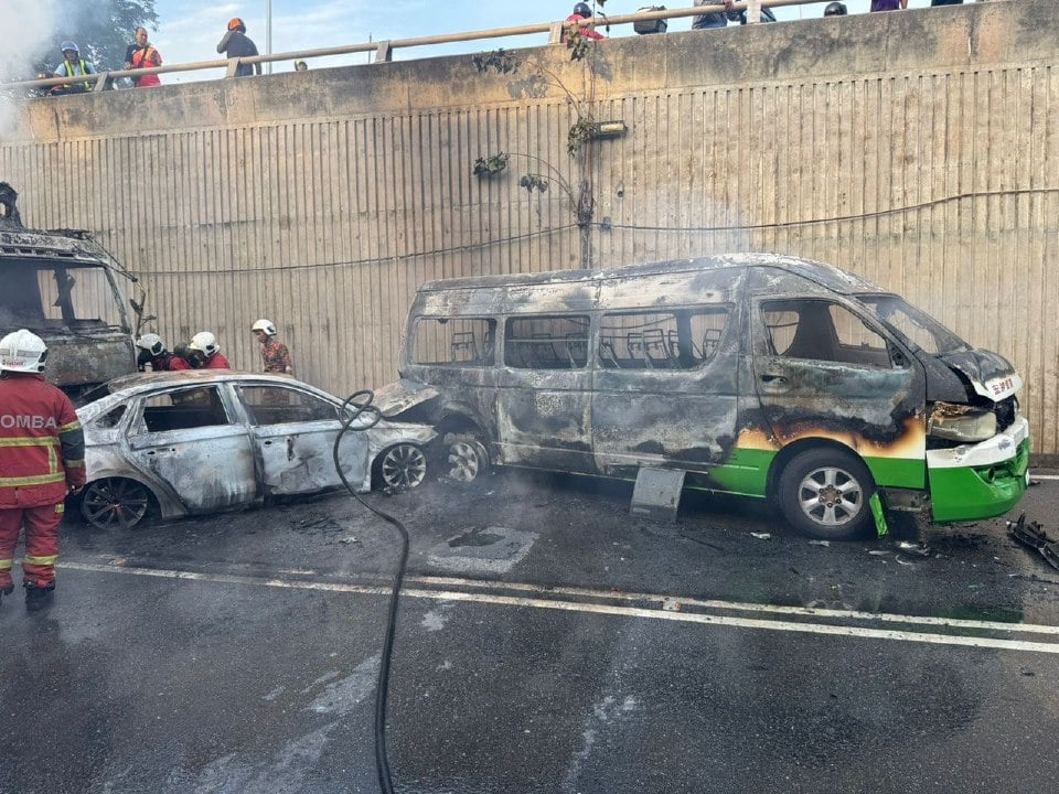 3 kenderaan termasuk sebuah lori terbakar selepas kemalangan