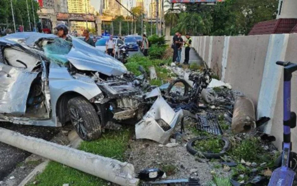 Pelancong wanita mandi lumpur dengan babi