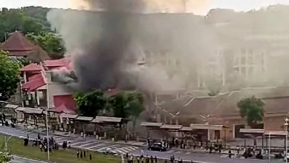 Dewan SMK Putrajaya Presint 14 (1) terbakar