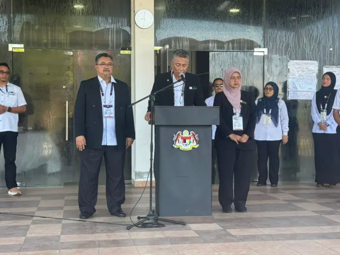 Nomination centres open doors